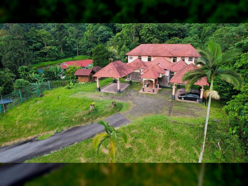 THE BIGGEST BUNGALOW IN DAMANSARA WITH 81,000 SQFT LAND AREA AND SEPARATE 3 STRUCTURE.. FREEHOLD !!! MUST VIEW TO BELIEVE