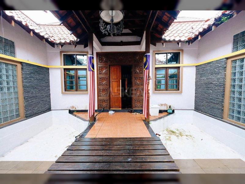 THE BIGGEST BUNGALOW IN DAMANSARA WITH 81,000 SQFT LAND AREA AND SEPARATE 3 STRUCTURE.. FREEHOLD !!! MUST VIEW TO BELIEVE