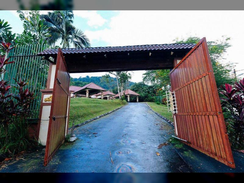 THE BIGGEST BUNGALOW IN DAMANSARA WITH 81,000 SQFT LAND AREA AND SEPARATE 3 STRUCTURE.. FREEHOLD !!! MUST VIEW TO BELIEVE