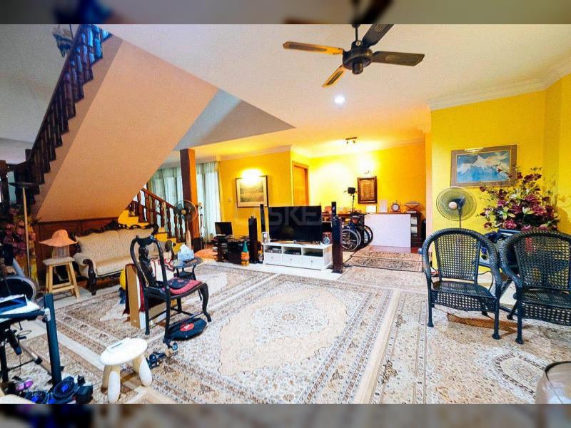 THE BIGGEST BUNGALOW IN DAMANSARA WITH 81,000 SQFT LAND AREA AND SEPARATE 3 STRUCTURE.. FREEHOLD !!! MUST VIEW TO BELIEVE