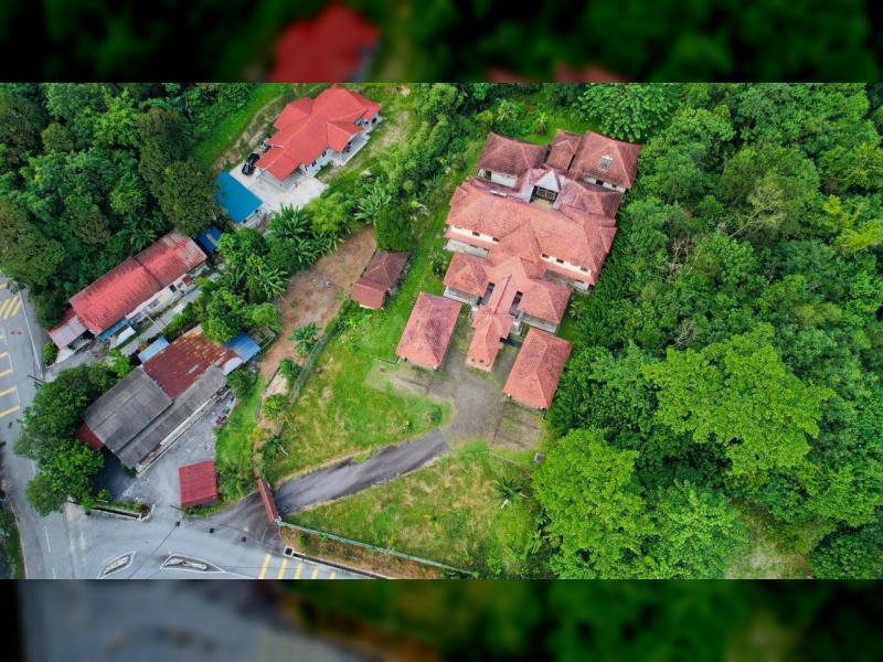 THE BIGGEST BUNGALOW IN DAMANSARA WITH 81,000 SQFT LAND AREA AND SEPARATE 3 STRUCTURE.. FREEHOLD !!! MUST VIEW TO BELIEVE