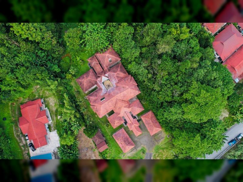 THE BIGGEST BUNGALOW IN DAMANSARA WITH 81,000 SQFT LAND AREA AND SEPARATE 3 STRUCTURE.. FREEHOLD !!! MUST VIEW TO BELIEVE
