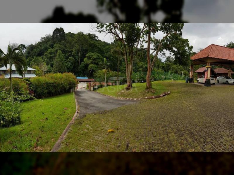 THE BIGGEST BUNGALOW IN DAMANSARA WITH 81,000 SQFT LAND AREA AND SEPARATE 3 STRUCTURE.. FREEHOLD !!! MUST VIEW TO BELIEVE