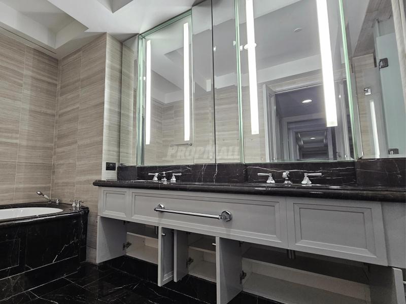 Prestigious St Regis Residence, KL Sentral, Kuala Lumpur - 2 Bedrooms For Sale